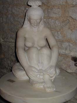 Giovinetta con uccellino